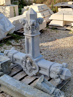 Tailleur de pierre travaillant sur une pierre tombale personnalisée