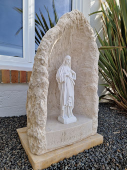 Sculpteur de pierre professionnel réalisant un monument funéraire personnalisé