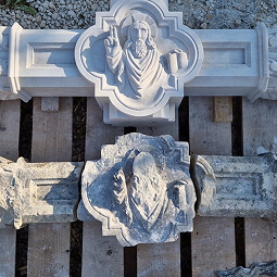 Sculpteur de pierre professionnel réalisant un monument funéraire personnalisé