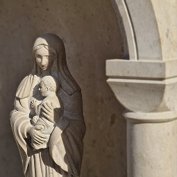 Statuette de la Vierge à l'enfant en pierre de Bourgogne